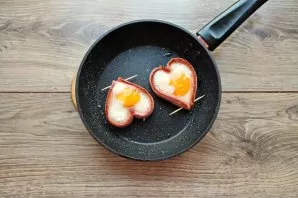 Carefully break one egg into the middle, salt the protein and fry the scrambled eggs on a small fire, without a lid. Remove the scrambled...