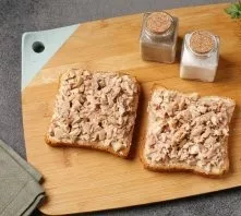 Put chicken fillet on top, salt and papipirize to taste.