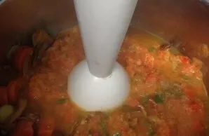 Put the prepared vegetables and garlic in a saucepan, add 1-2 cups of broth and crush with a blender.