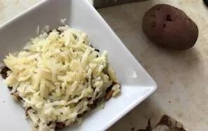 Cool the boiled potatoes and grate on a coarse grater on a layer of mushrooms. Grease with mayonnaise.