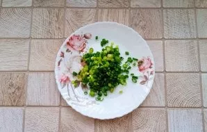 Wash the green onion and chop finely.