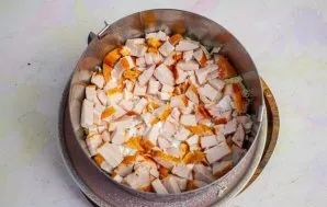 Put another layer of chopped smoked chicken breast, lightly brush with mayonnaise.