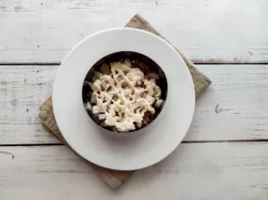 Grease the onion layer with a little mayonnaise.