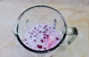 Pour everything with milk and close the lid.