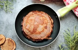 Bake pancakes in a pan anointed with vegetable oil over low heat.