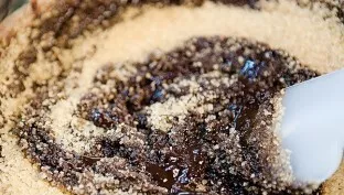 Pour a glass of sugar into the melted chocolate, beat eggs, salt and flour. Mix everything thoroughly.