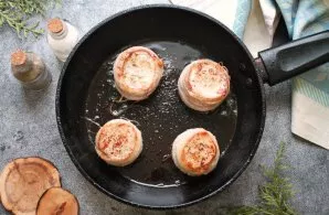 Put the medallions in hot oil and fry on both sides until golden brown.