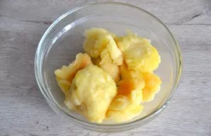 Scoop out the pulp of the baked apple with a spoon.