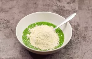 Add flour and baking powder to the spinach mass.