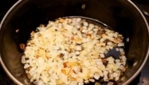 Heat the pan, add vegetable oil and add the onion. Bake for 10 minutes until golden brown.