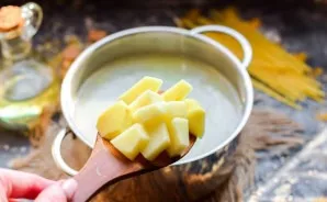 Peel the potatoes, wash, dry, chop and put in a saucepan, cook for 20 minutes.