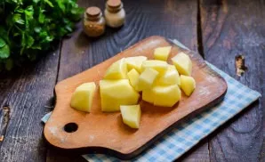 Peel and wash the potatoes, cut into cubes.