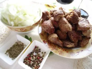 Fry the meat in oil in small portions. Transfer the fried meat to a plate and fry the other pieces.