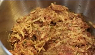 Mix the minced meat well again and add salt if necessary.