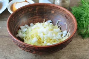 Put the onions in a bowl with potatoes.