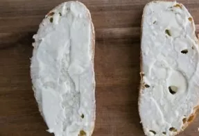 Brush the slices of bread with mayonnaise.