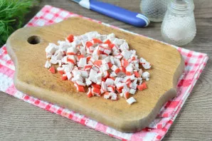 Cut the crab sticks into small cubes.