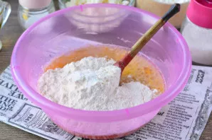 Add flour and baking soda. Soda has a good effect on yeast dough, improves its structure, eliminates the smell of yeast.