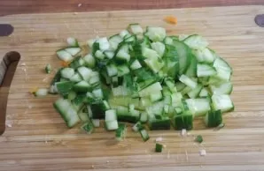 Wash the cucumbers, dry them and chop them finely.