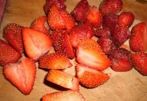 Cut the strawberries and put them in a pot.