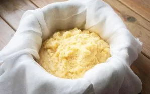 Put the mixture of crushed potatoes on several layers of gauze.