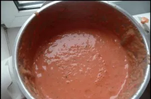 Add garlic and bread paste. Dilute with water to your liking, bring to a boil and hold for another five minutes.