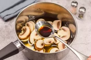 Immediately add fish sauce. The amount of fish sauce needs to be adjusted, but do not forget that the sauce is quite salty. Boil the soup...