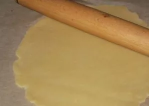 Take part of the dough and roll it into the cake. Bake the cake in the oven at 200 degrees until golden brown. Do the same with the rest ...