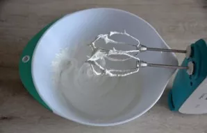 Beat the egg whites until stiff. When turning the bowl, the whipped proteins should remain motionless.