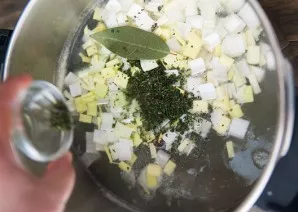 Fry the leek with thyme and bay leaf in a small amount of oil. When the onion becomes transparent, put everything in a saucepan with peas.