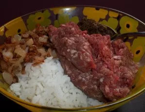 We mix the onion fried to a golden brown color and the pre-cooked rice (rather, even slightly undercooked) with the minced meat. Add the ...