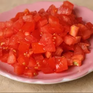 Cut the tomato into small cubes.