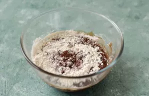 Then gradually begin to add flour. Knead a homogeneous elastic dough.