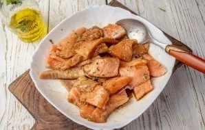 Mix the fish with all the ingredients and leave to marinate for 10-15 minutes.