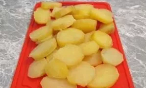 Peel the potatoes and cut into slices about 1 centimeter thick.
