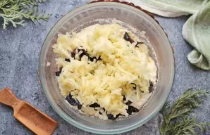 Peel the apples, grate on a coarse grater and put in a bowl. Add baking powder and mix everything until smooth.