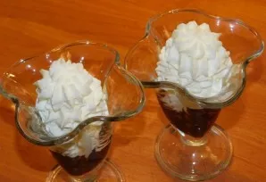 Fill the bowls with cottage cheese mixture with a pastry bag. Let the dessert cool slightly for an hour. Decorate to taste.