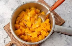 To check whether the pumpkin is cooked, pierce the piece with a knife, if it flows freely, then the pumpkin is ready. Remove from the stove.