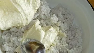 Mix the curd mass with boiled rice.