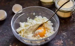 Then add wheat flour to the cottage cheese.