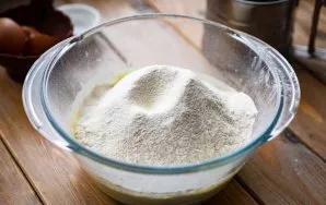 Sift the flour into the curd mass and add vinegar-quenched soda.