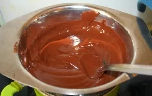 Melt the chocolate bar, pour the cream, mix well, no lumps should remain.