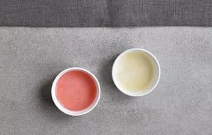 Prepare the jelly and gelatin according to the instructions on the package, using 75 ml each. water.