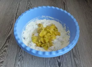Peel the mango, cut into arbitrary pieces and put it in a bowl with curd mass.