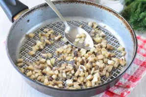 Cut the mushrooms into cubes and fry in a pan with a little oil. Salt and pepper a little.