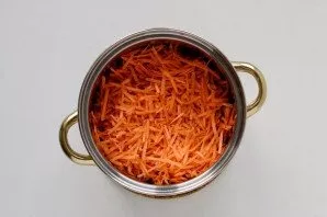 Wash the carrots, peel them and grate them. Transfer to a saucepan and simmer over low heat for 10-15 minutes.