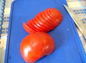 Cut the tomatoes into half rings.