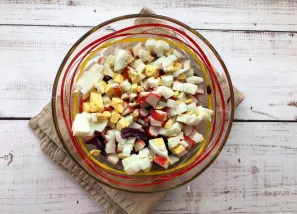 Peel the boiled eggs, chop them finely and add them to the cabbage.