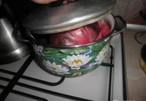 We send it to a saucepan with water and cook for about 1.5-2 hours over medium heat. You can also put a bay leaf in the middle of the rol...