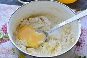 Beat the chicken egg, stir the dough.
